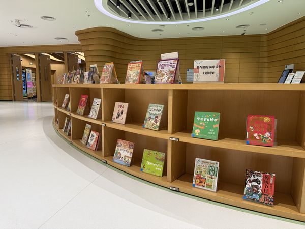 260403_102730_1263.jpg 书架照片